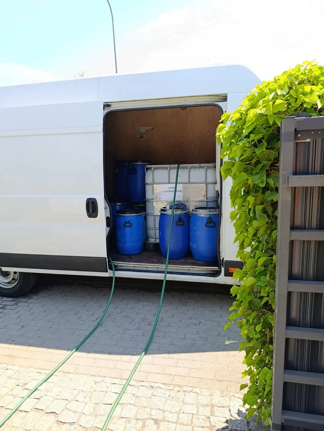 Nalewanie wody demineralizowanej do zbiornika IBC i mniejszych pojemników