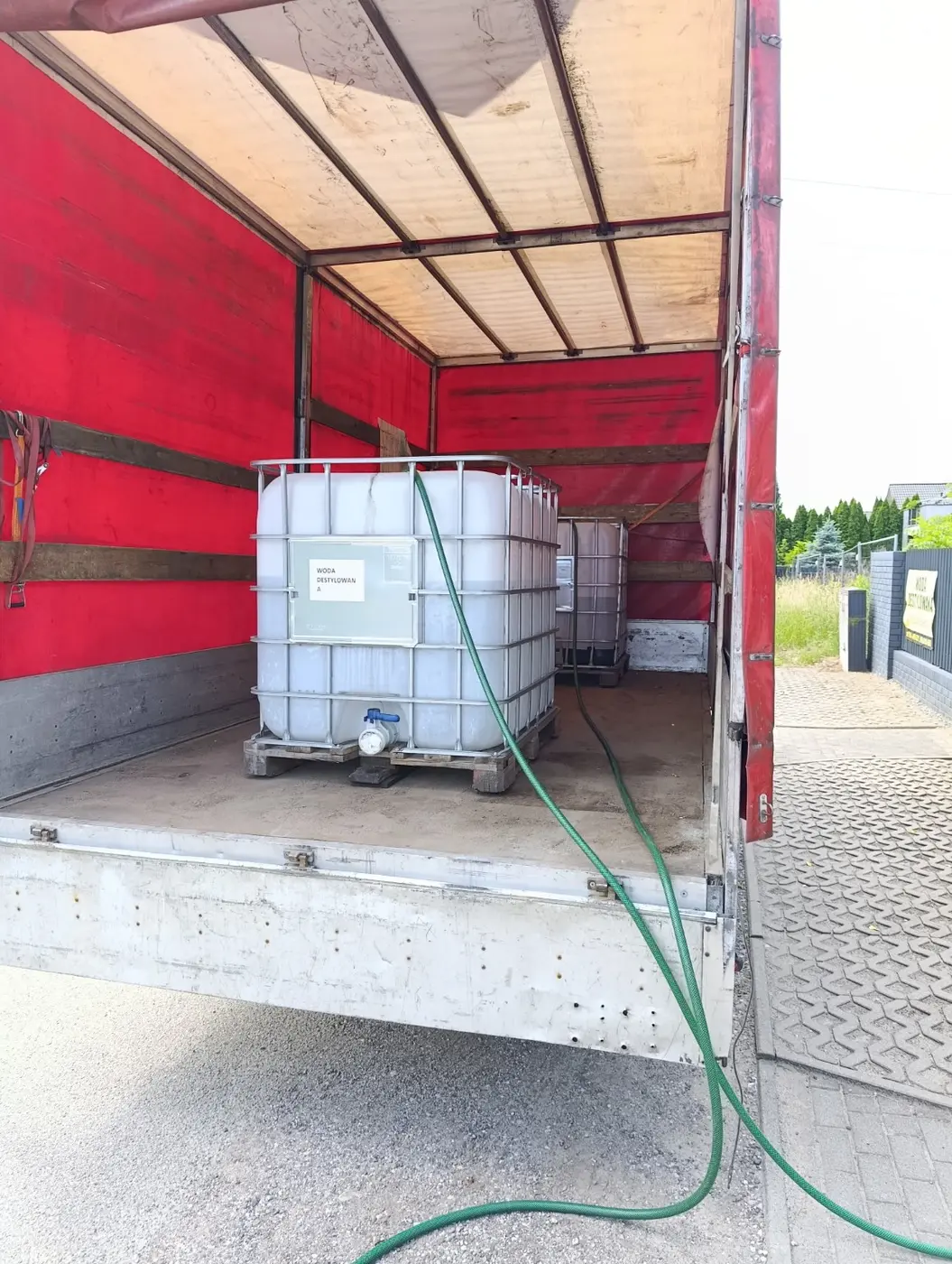 Napełnianie zbiornika IBC umieszczonego na samochodzie odbiorcy