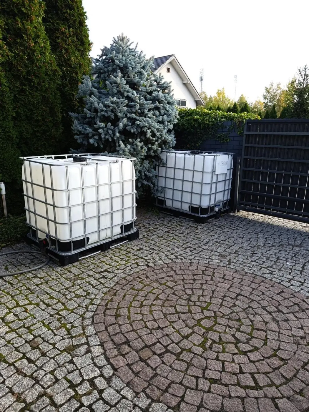 Dwa zbiorniki IBC przygotowane do sprzedaży wody demineralizowanej luzem